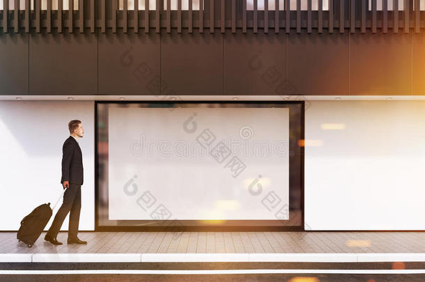 商店窗,num.一海报,男人和行李,太阳