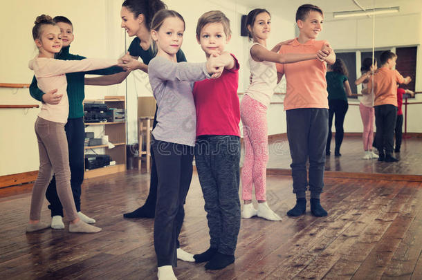 孩子们学习关于伙伴跳舞在跳舞学校