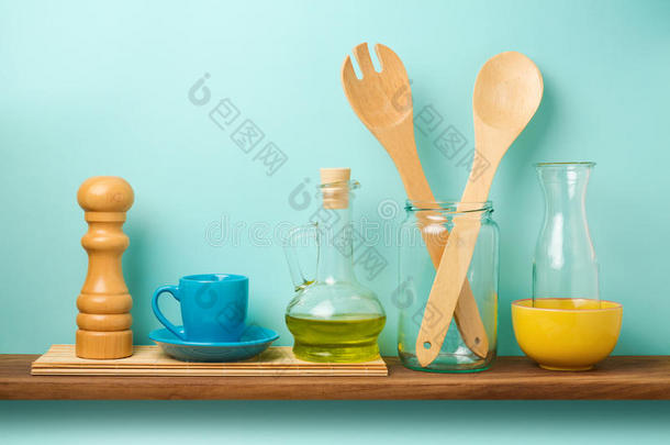 厨房架子和器具,盐,油瓶子和杯子越过蓝色