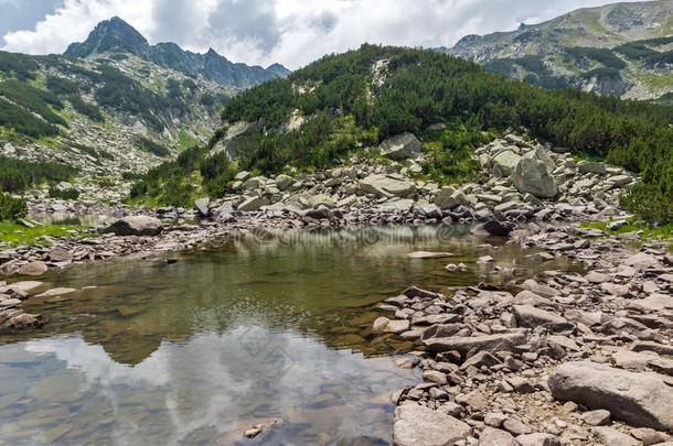 令人惊异的风景和多岩石的山峰和地位较高的穆拉托夫湖,皮尔