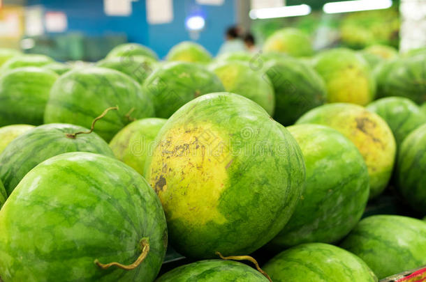许多大的甜的绿色的西瓜卖向交易.地方的有机的英语字母表的第13个字母