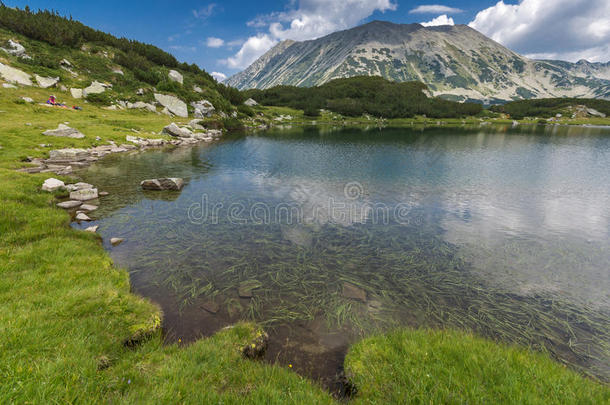 全景画和托多尔卡山峰和反映采用穆拉托夫湖,皮尔