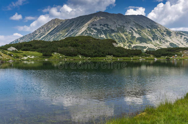 全景画和托多尔卡山峰和反映采用穆拉托夫湖,皮尔
