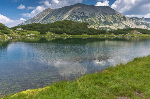 全景画和<strong>托多尔</strong>卡山峰和反映采用穆拉<strong>托</strong>夫湖,皮<strong>尔</strong>