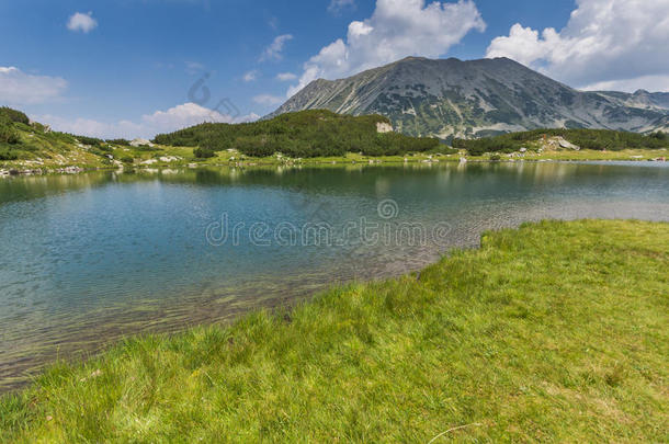 全景画和托多尔卡山峰和反映采用穆拉托夫湖,皮尔