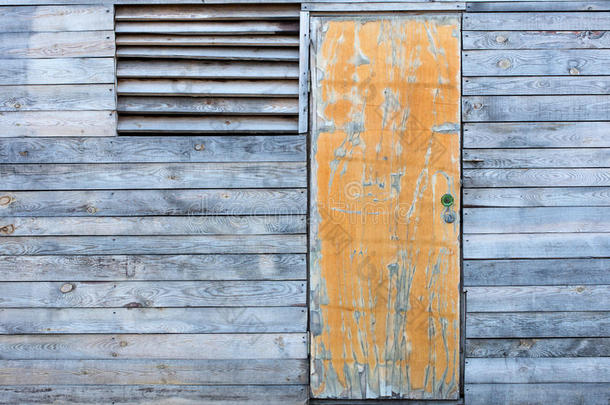 木制的老的天气-被<strong>打败</strong>的谷仓和一黄色的老的门