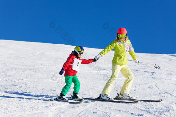 母亲教学小孩儿子滑雪采用下雪的mounta采用s