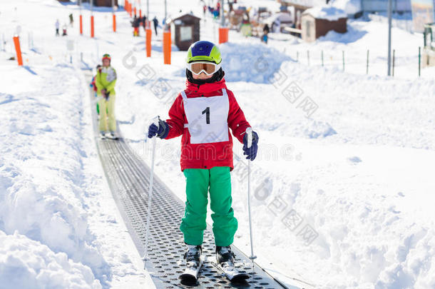 肖像关于<strong>小孩</strong>男孩出行上坡的使用<strong>滑雪</strong>举起
