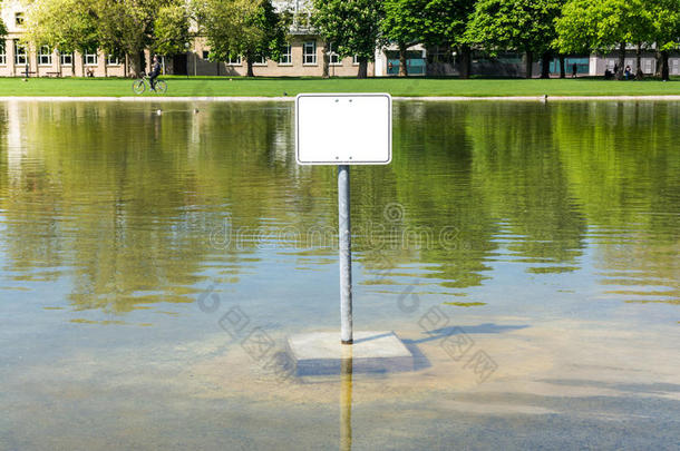 空白的金属符号<strong>湖</strong>水警告空的共空间公众的胜过