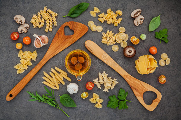 意大利人foodstuff粮食观念和菜单<strong>设计</strong>.意大利宽<strong>面条</strong>和木制的speciality专业