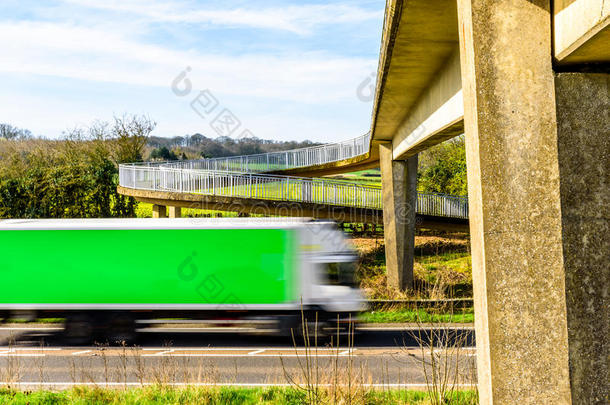 忙碌的货车交通在下面步行者桥越过unknown不知道的高速公路