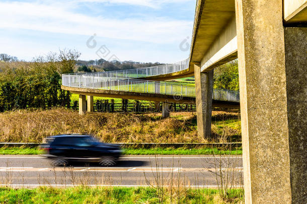 忙碌的汽车交通在下面步行者桥越过unknown不知道的高速公路