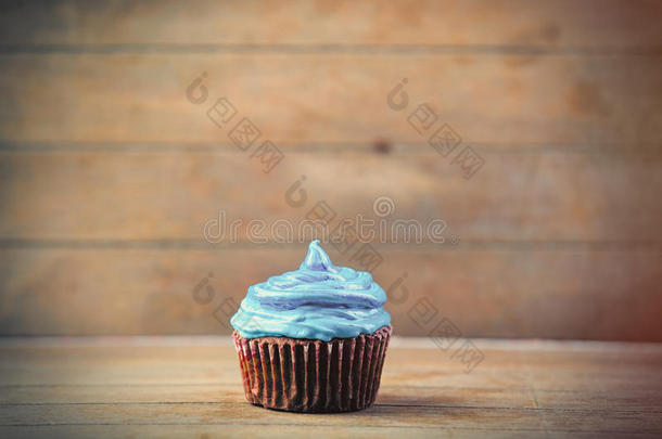 照片关于美味的美味的纸杯蛋糕向指已提到的人w向derful棕色的木制的英语字母表的第2个字母