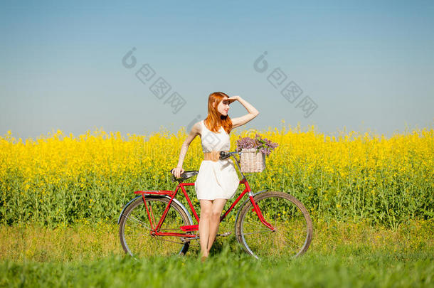 照片关于美丽的年幼的女人和自行车向指已提到的人w向derfulfloodlight泛光照明