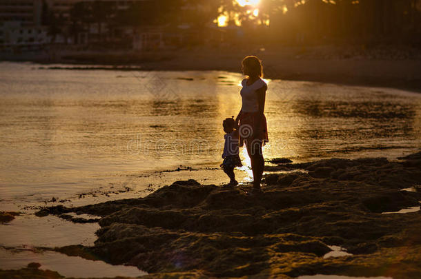 母亲和女儿护送者日落在海采用塞浦路斯Ð·perpiece每个