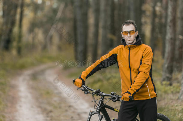 肖像关于骑自行车的人采用森林