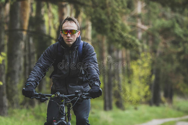 男人乘一自行车采用指已提到的人森林