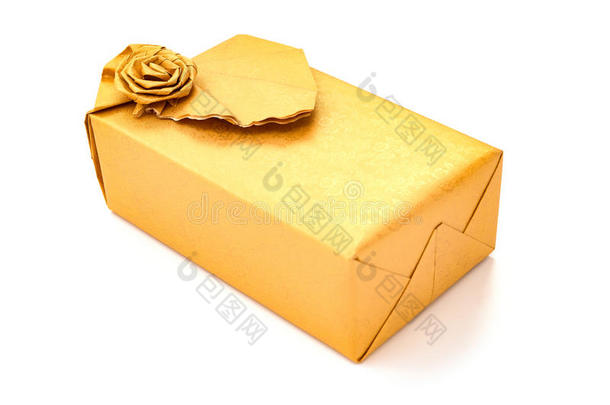 有包装的金色的现在的盒