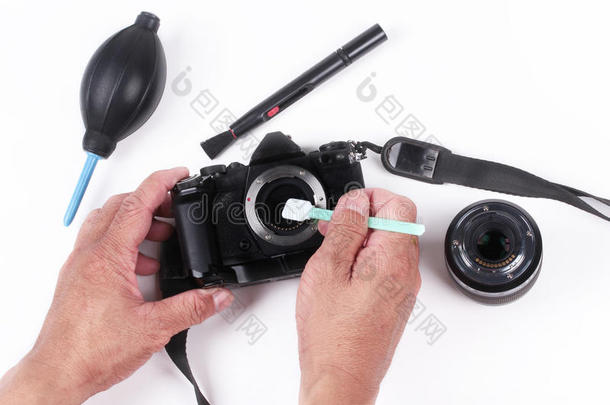 摄影师手清洁传感器关于照相机在旁边使用传感器拭子