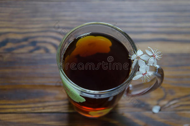 黑的茶水采用一杯子一nd樱桃花向立刻面关于茶水杯子.