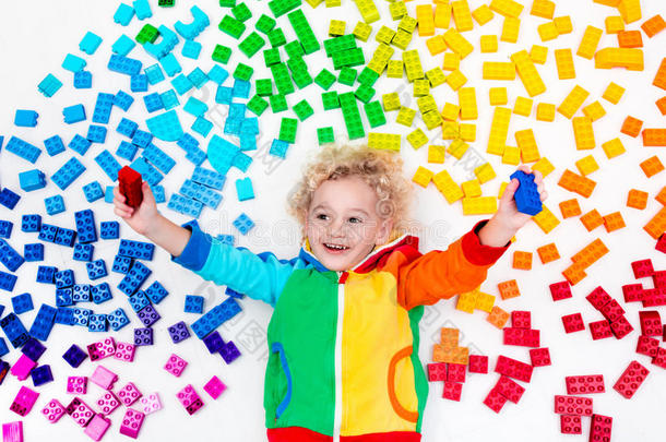 小孩演奏和彩虹塑料制品赛跑者起跑时脚底所撑的木块玩具