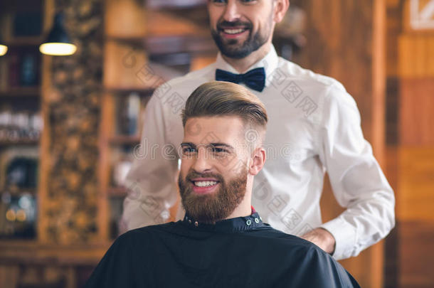 年幼的男人采用理发店头发关心服务观念