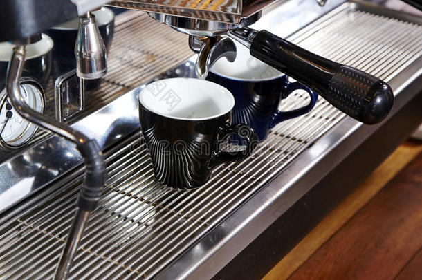 咖啡馆准备咖啡的员工机器做咖啡豆
