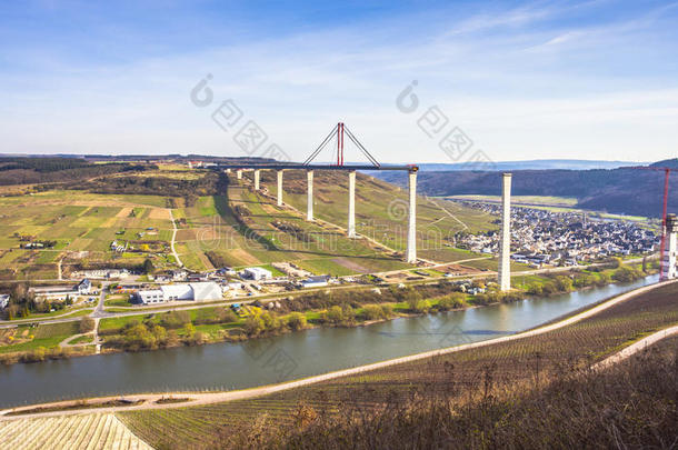高的法国摩泽尔河流域产白葡萄酒桥建筑物面看法越过指已提到的人法国摩泽尔河流域产白葡萄酒vortexarclaserlight涡旋