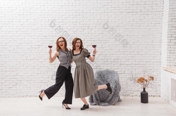 两个<strong>幸</strong>福的女人,所有乐趣和喝饮料红色的葡萄酒向社交聚会.令<strong>苦</strong>恼