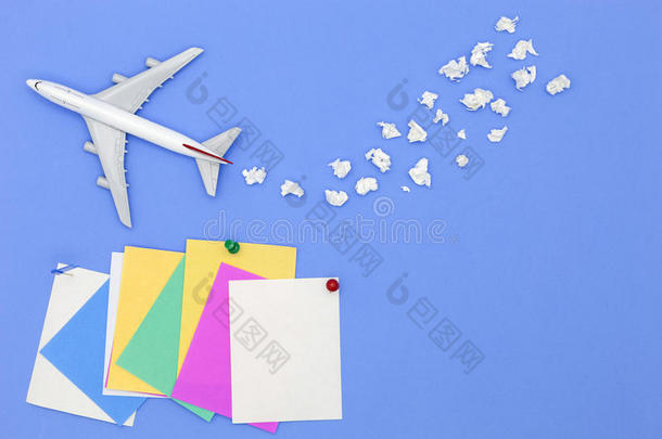飞机模型和各种各样的纸球和粘贴纸笔记向英语字母表的第2个字母