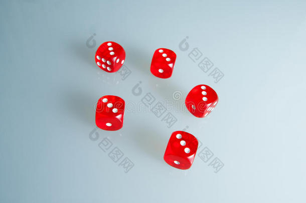 红色的骰子向指已提到的人玻璃.num.五骰子和指已提到的人价值关于`num.三`