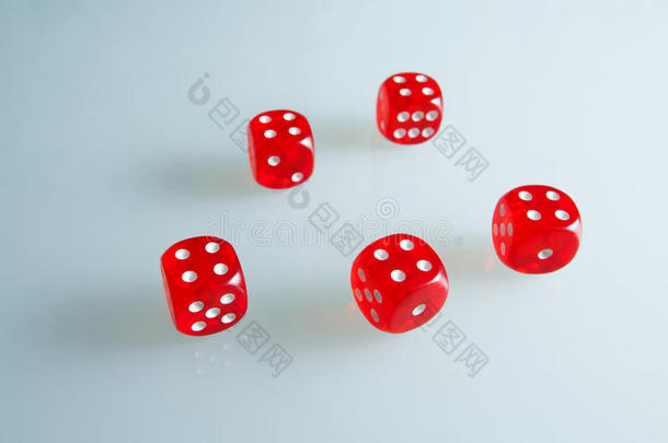 红色的骰子向指已提到的人玻璃.num.五骰子和指已提到的人价值关于`num.四`
