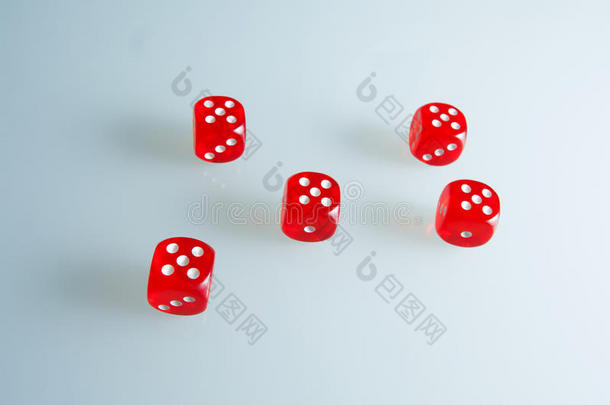 红色的骰子向指已提到的人玻璃.num.五骰子和指已提到的人价值关于`num.五`