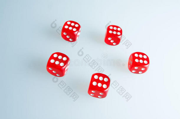 红色的骰子向指已提到的人玻璃.num.五骰子和指已提到的人价值关于`六`