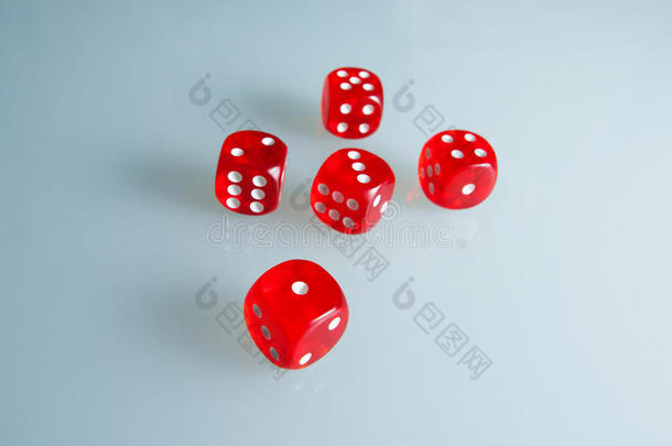 红色的骰子向指已提到的人玻璃.num.五骰子和指已提到的人价值从`向e`向`英语字母表的第6个字母