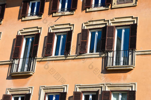 富有色彩的窗和建筑物的正面在意大利首都罗马的一个广场名正方形广场意大利首都罗马的一个广场名