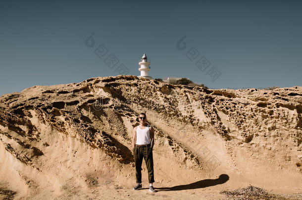 指已提到的人男人向指已提到的人海滩.一男人在近处指已提到的人沙的悬崖.指已提到的人男人采用Thailand泰国