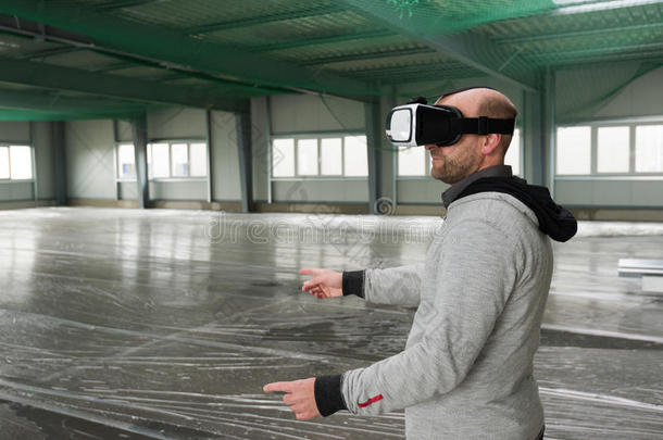建筑师和VirtualReality虚拟现实面颊扫描工业的建筑物周围的人