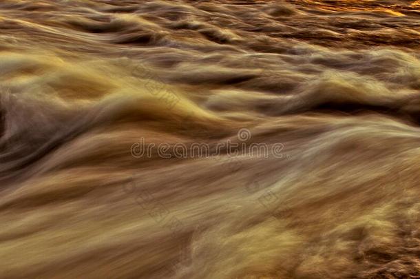 快的流动的水采用长的暴露为背景和遮盖photographer摄影师