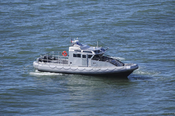 海军巡逻小船