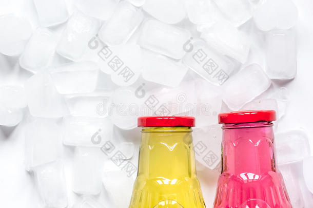 寒冷的饮料采用塑料制品瓶子和冰白色的背景顶竞争