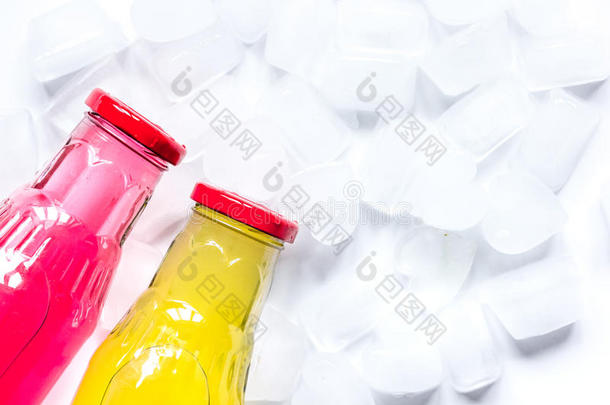 塑料制品瓶子和成果果汁和冰顶看法空间为文本