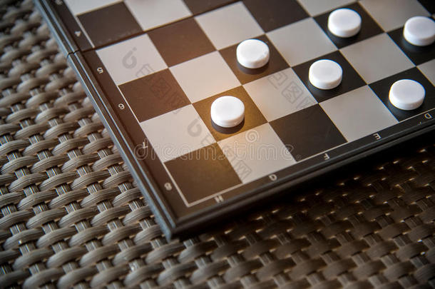 方格图案板和西洋跳棋游戏