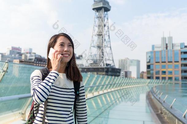 女人说话向蜂窝式便携无线电话采用日本人<strong>城市</strong>