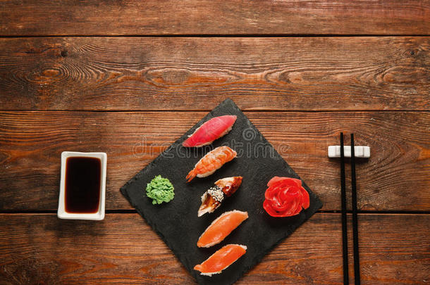 日本人寿司.美味的生鱼片寿司放置向黑的板岩
