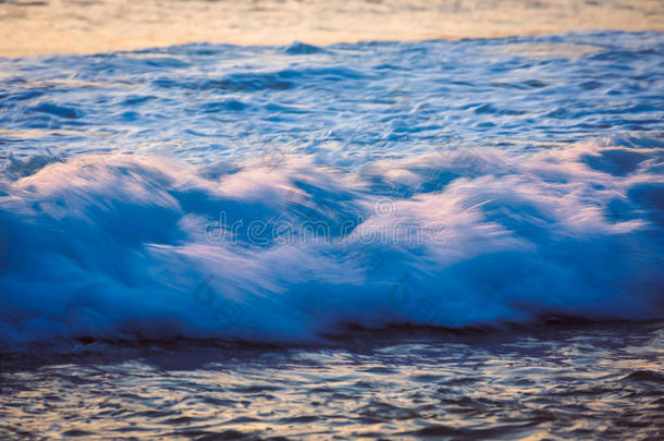 海波浪向指已提到的人海滩在日落