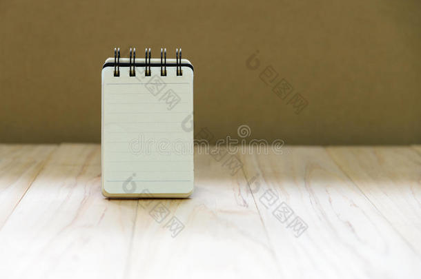小的笔记书纸笔记pad台向木材表为文字一