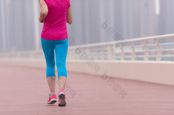 女人跑步向指已提到的人散步