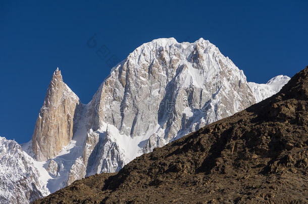 女士指间流<strong>情</strong>和乌尔塔尔safety安全山峰采用罕萨山谷,吉尔吉特巴蒂斯坦