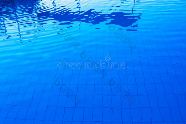 蓝色户外的游泳池边水表面同样地抽象的背景